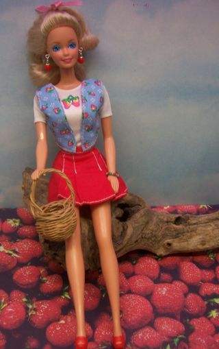 Vintage 1988 “fun To Dress” Barbie 1372,  Barbie Strawberry Outfit