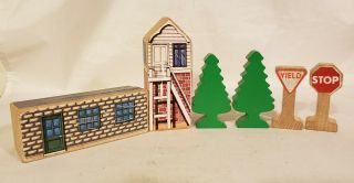 Thomas Wooden Very Rare 1992 Set Of 2 Buildings 2 Trees And 2 Signs Lc99107 Nk