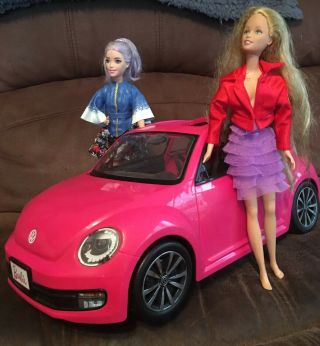 Barbie Pink Vw Beetle Car With 2 Dolls (d)
