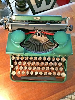 RARE Vintage 1930’s Royal PORTABLE Typewriter w/Kelly Green Antique Glass Keys 2