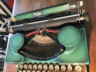 RARE Vintage 1930’s Royal PORTABLE Typewriter w/Kelly Green Antique Glass Keys 5