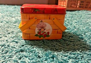 1980 Cheinco Strawberry Shortcake Tin Picnic Basket Lunch Pail Box Lunchbox