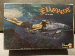 Rare Revell 1965 Flipper And Pal,  Sandy Kit No.  H - 1930:100