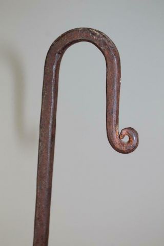 A RARE EARLY 18TH C AMERICAN WROUGHT IRON HANGING RUSHLIGHT IN SURFACE 2