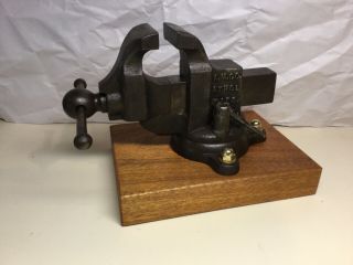 Vintage A.  M.  Co.  Athol 678 Collectible 2 1/2in.  Swivel Bench Vise Rare Model