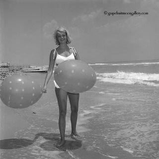 Bunny Yeager 1960s Camera Negative Mod Pin - Up Bathing Beauty Balloons & Beach
