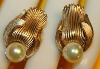 Sensational And Rare Crown Trifari Signed Gold Tone And Faux Pearl Clip On 