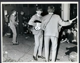Beatles - Upi Press Photo 118 - On Stage Latest Craze - Early - Rare - 1963 - Axsb