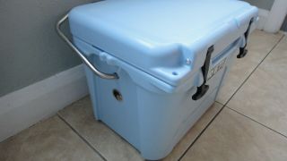 Rare YETI Roadie 20 Cooler Limited LE Ice / Sky Blue Release 5