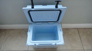 Rare YETI Roadie 20 Cooler Limited LE Ice / Sky Blue Release 6