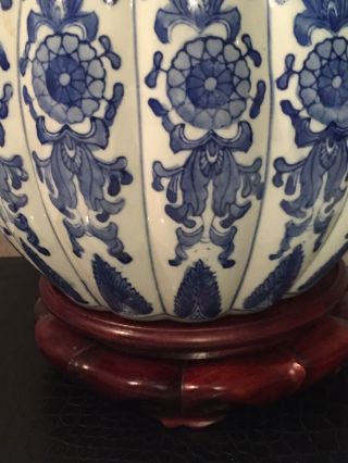 LARGE 20th CENTURY CHINESE BLUE & WHITE PORCELAIN LIDDED JAR WITH STAND 2