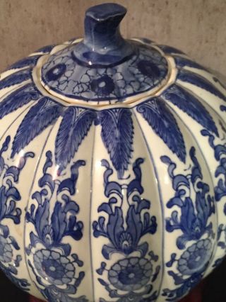 LARGE 20th CENTURY CHINESE BLUE & WHITE PORCELAIN LIDDED JAR WITH STAND 3