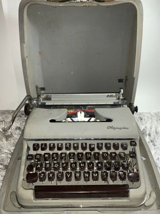 Vintage Olympia Deluxe Werke Ag Wilhelmshaven Typewriter Portable Case Rare