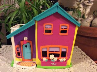 Vintage Polly Pocket Magnetic Hangin’ Out House W/ Elevator 2002 With Dolls & Ac