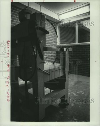 Press Photo Empty Electric Chair In Unknown Prison 8x10