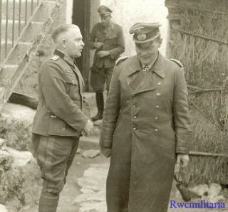 Port.  Photo: Rare Wehrmacht Generals W/ Knights Crosses Conferring; Italy (2)