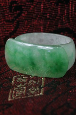 Chinese Jade Saddle Ring Of A Good Colour Size - T -
