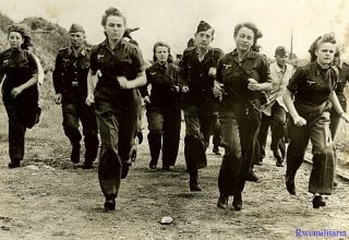 Press Photo: Rare Kriegsmarine Marine Helferin Girls In Flak Batterie On Run