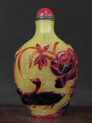 Fine Chinese Duck Lotus Flower Carved Peking Overlay Glass Snuff Bottle