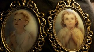 2 Vtg Antique Oval Ornate Picture Frame Convex Glass Praying Boy&girl Wall Decor