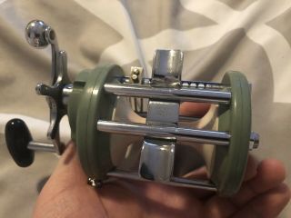 Vintage Shakespeare 2030 Fishing Reel - Very And Great Color 3