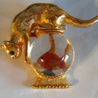 Vintage Gold Crown Cat in Fish Bowl Lucite Jelly Belly Brooch Signed 3