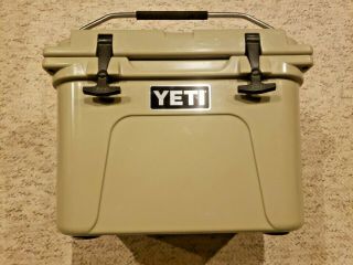 Yeti Roadie 20 Cooler - Desert Tan - Rare Discontinued Cooler