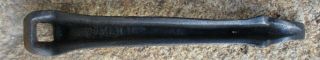 WRENCH END ANTIQUE CAST IRON WOOD STOVE COVER LID LIFTER 7 1/2 