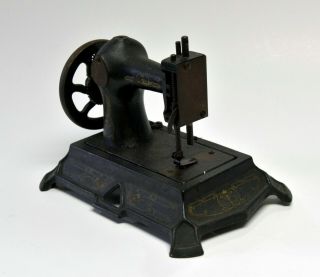 Muller miniature sewing machine,  childs toy,  Circa 1922 2