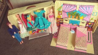 Vintage Fashsion Doll Carry Case 1983 With 3 Dolls N Outfits