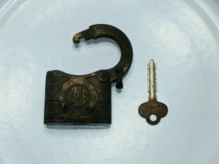 Antique Yale & Towne (Y&T) lock with 1 key Vintage w/ chain loop 2