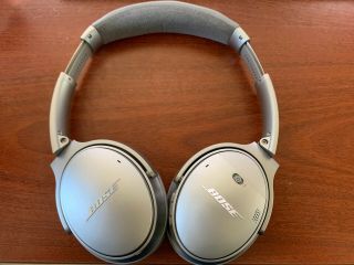 Bose Quite Comfort 35ii Rarely And Comes With Bose Ear Pads Installed