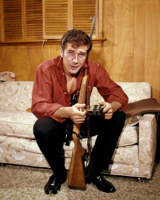 Robert Fuller Rare At Home With His Rifle 8x10 Photo (20x25cm)