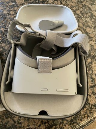 Oculus Go 32gb Vr Headset With Carrying Case Pre Owned Rarely