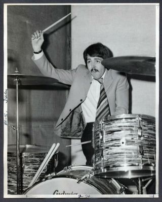 Beatles - Press Photo 103 - Rare Paul Mccartney Plays Drums - 1966 - Axsb