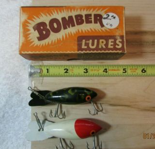 Fishing Lure Bomber Bait Co Texas Box With 2 Bomber Series Lures Red White Green