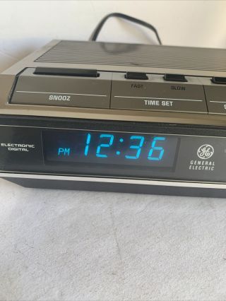 Vintage GE General Electric 7 - 4642B Digital Alarm Clock AM/FM Radio Blue Display 2