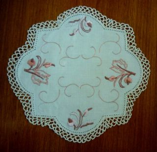 LOVELY EMBROIDERED DOILIES 3 PIECE SET FLOWERS 2 SML 21.  5 CM 1 X 42 CM x 29 CM 3
