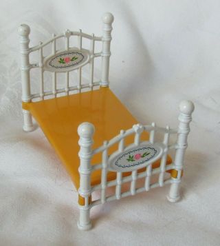 The Littles Die Cast Metal Bed White Wrought Iron Look Dollhouse Furniture