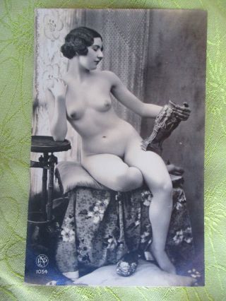Orig 1910 French Postcard Photo Nude Beauty Voluptuous Girl Admiring An Antique