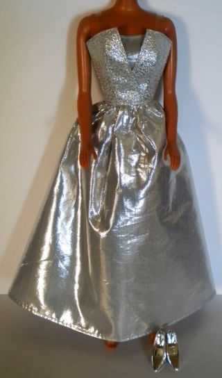 Robe De Soirée Argentée Pour Barbie Vintage