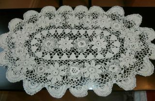 Vintage Ivory Cotton Hand Crochet Irish Lace Oval Table Mat/doily 18 " X 10 1/2 "