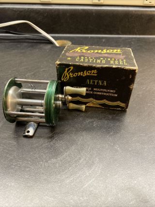 Bronson Green Hornet No.  2200 Vintage Bait Casting Fishing Reel Collectibles