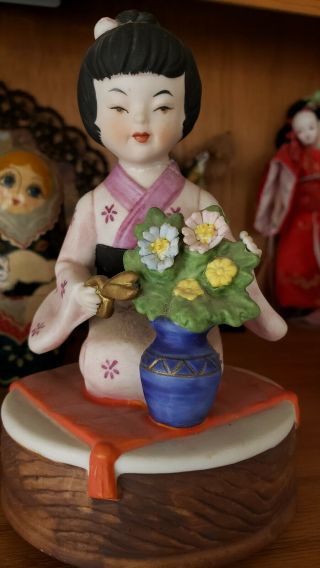 Vtg Japanese Geisha Girl Music Box Hand Painted Porcelain Figurine On Pillow