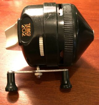 Vintage Green Zebco 202 Spincast Reel With Metal Foot - Made In Usa
