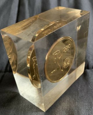 RARE 1972 MUNICH OLYMPICS LUCITE PLASTIC PAPERWEIGHT w Imbedded gold - tone 2