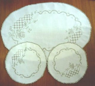 Lovely Embroidered Doilies 3 Piece Set Flowers 2 Sml 18 Cm 1 X 48 Cm X 28 Cm