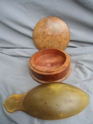 19TH CENTURY WOODEN TREEN BOX WITH LID AND A LARGE HORN SCOOP 2