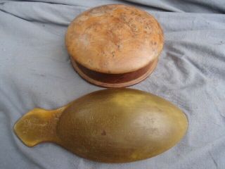 19TH CENTURY WOODEN TREEN BOX WITH LID AND A LARGE HORN SCOOP 3
