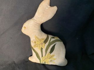 Primitive Bunny - Quilt With Yellow Daffodils - - Easter/spring